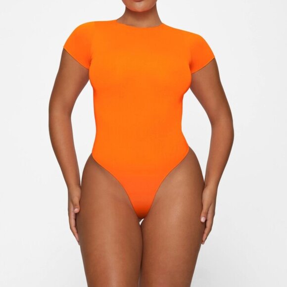 NWT size L SKIMS Essential T-Shirt Bodysuit Orange Highlighter - Picture 10 of 13